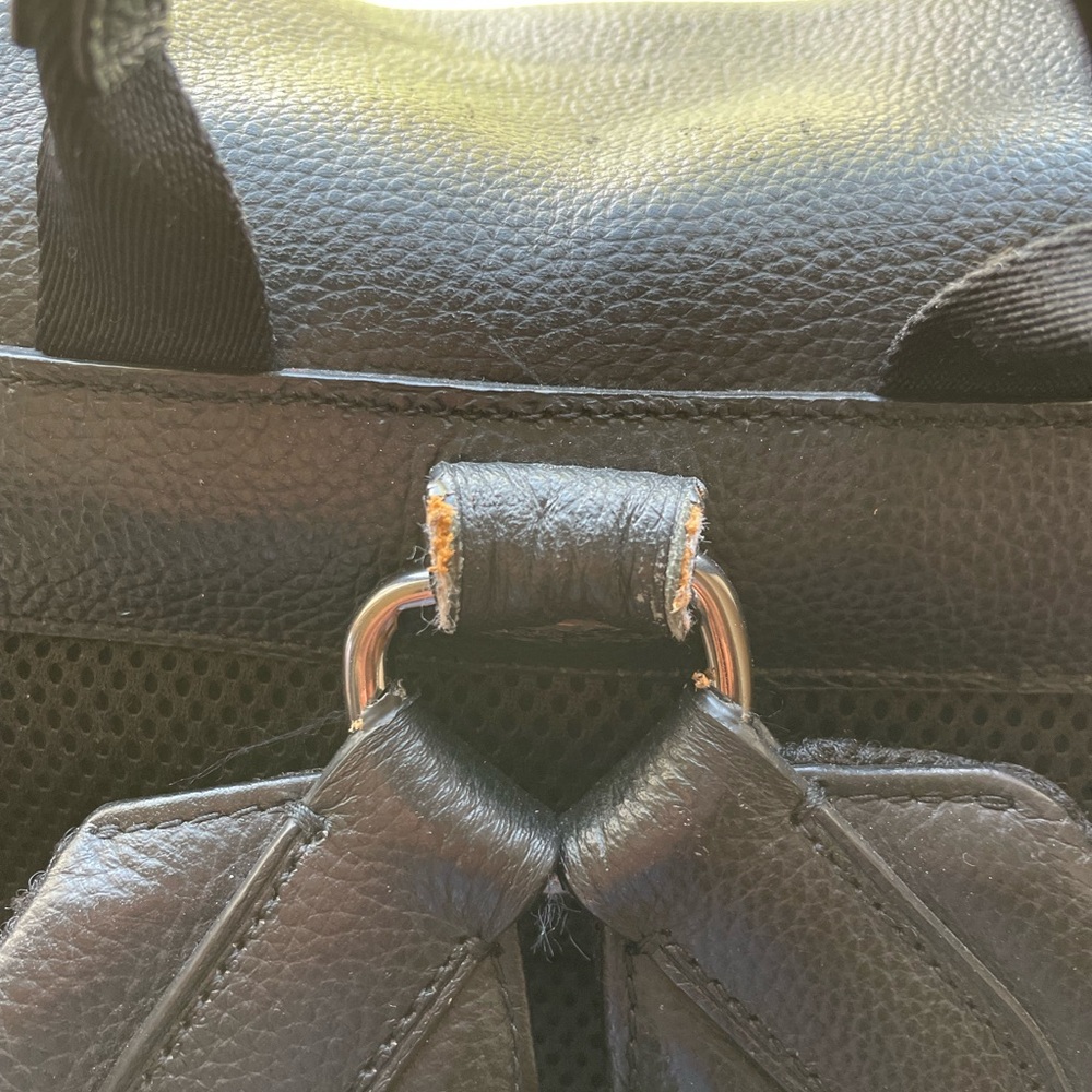 This coach bag is in very good condition I used it for 1 year of school - Picture 5 of 9